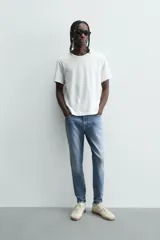Jeans skinny cropped fit de corte ajustado y tiro medio, con diseño de cinco bolsillos y efecto lavado.