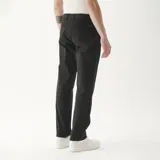 Pantalón chino Wrangler de corte slim fit, color negro, confeccionado en algodón con elastano.