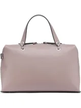 Cartera satchel Calvin Klein de cuero sintético granulado en tono rosado. Cuenta con asa superior, correa de hombro ajustable y extraíble, cierre principal con cremallera y un set de dos mini accesorios colgantes con el monograma de la marca.