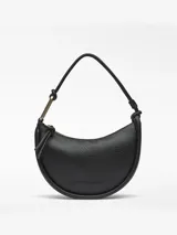 Bolso de hombro negro con forma de media luna, confeccionado en material texturizado (piel no piel) de poliéster reciclado. Presenta un compartimento principal con cierre de cremallera, bolsillo interior con cierre y un asa corta tubular con detalle metálico dorado.