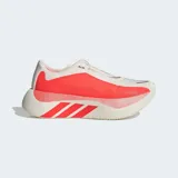 Championes de running Adidas Hyperboost Edge, color blanco con inserciones en rojo brillante y las tres tiras características de la marca en la entresuela.