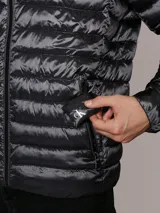 Campera acolchada Calvin Klein con capucha, cierre frontal con cremallera y bolsillos laterales con cierre. Presenta un diseño ligero y funcional con acabado brillante.