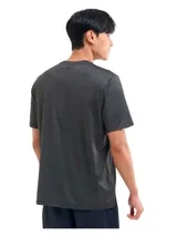 Remera deportiva de entrenamiento Under Armour, confeccionada en tejido de punto ultratranspirable y ligero con textura jaspeada. Presenta cuello redondo, mangas cortas, refuerzo en las axilas para mayor movilidad y bajo con forma para mayor cobertura.