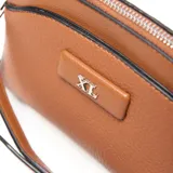 Bandolera de material sintético color habano (marrón medio), con forma redondeada y cierre superior metálico. Presenta un logo XL aplicado en el frente. Incluye un bolsillo interno con cierre y correa regulable y desmontable.