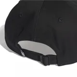 Gorra Adidas negra con diseño clásico de seis paneles, visera curva y el logo del Trifolio y la marca bordados en blanco en el frente.