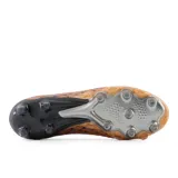 Championes de fútbol New Balance Tekela v4 Pro FG, modelo ST1FLCB4 para hombre, en color cobre metalizado y negro con detalles plateados. Cuenta con empeine de punto elástico Hypoknit, cuello de punto 3D y suela ligera de nailon con tacos para terreno firme.