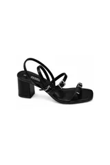 Sandalias de taco ancho medio, color negro, con diseño de tiras finas múltiples y hebillas metálicas plateadas. Cuenta con puntera cuadrada.