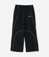 Pantalón deportivo de microfibra color negro, con corte holgado y diseño de piping contrastante en color amarillo. Cuenta con cintura elástica con cordón de ajuste, bolsillos laterales y logo bordado.