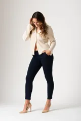 Camisa color crudo con diseño plisado, escote en V y tres botones.