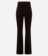 Pantalón acampanado de viscosa color marrón chocolate, con cintura alta, cierre frontal con botones y bolsillos traseros.