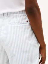 Short de mujer con estampado de rayas verticales finas en tonos celeste y blanco. Presenta un corte recto y holgado, con bolsillos laterales.