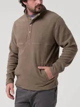 Buzo de polar para hombre en color otter, con cuello alto y cierre frontal parcial mediante botones a presión. Presenta mangas largas, bolsillos laterales y un diseño de corte recto con una costura horizontal decorativa en el pecho.