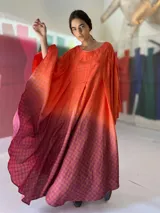 Poncho de seda pintada a mano, con diseño desestructurado y ajuste en el cuello.