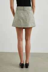 Minifalda a cuadros color verde y blanco, con cinturón ajustable.