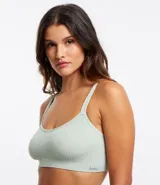 Soutien modelo top, hecho en microfibra color verde agua. Prenda sin relleno, con aro, sin costura y con textura acanalada.