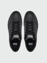 Zapatillas Diesel modelo S-Dakota, de diseño urbano en color negro, con cordones a tono y perforaciones laterales que forman el logotipo de la marca.