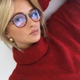 Lentes blueblocker con montura redonda carey y puente metálico plateado, diseñados para filtrar la luz azul de pantallas y proteger la visión.