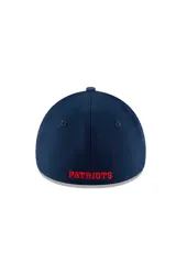 Gorra New Era modelo 39THIRTY Team Classic de color azul marino, con visera curva y el logo bordado de los New England Patriots en el frente.