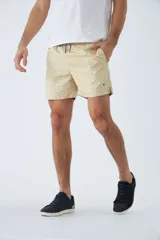 Short de baño con estampado de hojas lineales en tono rosado, cuenta con cintura elástica ajustable mediante cordón, bolsillos laterales y un bolsillo trasero. Incluye suspensor interno y logo bordado.