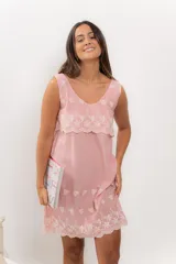 Camisón corto de algodón color celeste claro con bordado inglés blanco en el busto y el ruedo. Diseño de tirantes finos y escote redondo.