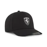 Gorra Puma Ferrari Pro Low Curve de color negro, con visera curva y el escudo de la Scuderia Ferrari en el panel frontal.