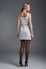 Vestido corto negro de tweed con escote cuadrado y breteles anchos con detalle de puntilla.