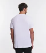 Remera negra de algodón con cuello redondo y manga corta. Estampa frontal con diseño de brújula y mapa del mundo en tonos dorados y blancos.