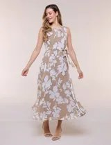 Vestido maxi sin mangas de gasa plisada, color beige con estampado floral blanco. Presenta escote redondo fruncido, falda evasé y lazo para anudar en la cintura.