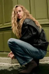 Botín de mujer color marrón oscuro, de serraje con acabado en punta y cierre mediante cremallera. Tiene un tacón estilo cowboy.