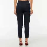 Pantalón de vestir de corte pitillo en color azul marino con diseño de rayas verticales finas. Presenta cintura con trabillas, cierre frontal y bolsillos laterales.