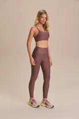 Calza larga color marrón con estampado de letras, de tiro alto y calce ajustado.