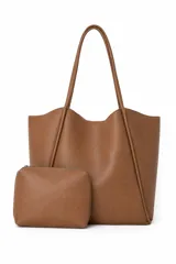 Bolso tipo tote bag color tostado, con doble asa de hombro y diseño estructurado, acompañado de un pequeño neceser con cierre.
