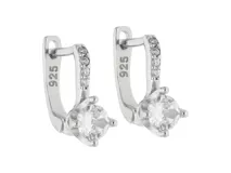 Par de aros pequeños de plata 925 con cierre tipo argolla, decorados con circonias blancas y una circonia central redonda con engarce de cuatro puntas.