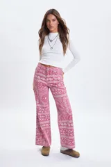 Pantalon de jean de corte recto con estampado tipo bandana en color bordó. Presenta cierre frontal con botón y bolsillos laterales y traseros.