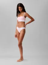 Bombacha tipo colaless de tiro medio, confeccionada en una mezcla suave de algodón y modal. Presenta la icónica cinturilla elástica distintiva de la marca Calvin Klein.