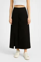 Falda midi de corte recto con tajo frontal, confeccionada en una mezcla de lino y viscosa con detalles bordados.