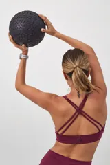 Top deportivo negro con espalda cruzada en cuatro tiras y almohadillas removibles.