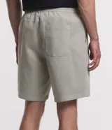 Bermuda masculina de sarga color verde, de corte recto con bolsillos laterales y traseros. Cuenta con cintura elástica y cordón ajustable.