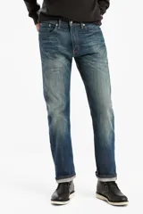 Jean Levi's modelo 505 Regular Fit de corte recto y tiro alto, confeccionado en denim azul con efecto deslavado y diseño clásico de cinco bolsillos.