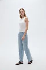 Musculosa blanca de corte ajustado, con cuello redondo y diseño sin mangas.