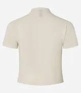 Blusa corta de cuello alto y mangas cortas, confeccionada en tejido rib texturizado color marrón.