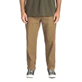 Pantalón de corte recto y estilo técnico, confeccionado en tejido elástico y resistente. Cuenta con cintura híbrida, trabillas para cinturón y bolsillos laterales, diseñado para ofrecer comodidad y versatilidad en viajes y uso diario.