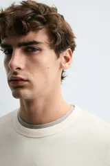 Camiseta de manga larga con cuello redondo, confeccionada en tejido de algodón con textura tipo waffle y acabados en rib.