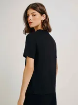 Camiseta de manga corta con cuello redondo, confeccionada en algodón de alta calidad con un corte clásico y versátil.