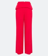 Pantalón de vestir rojo, de corte recto, con cintura media y botones forrados.