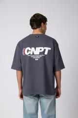 Remera oversize negra de manga corta, con cuello redondo y pequeño estampado frontal con las letras "CNPT".