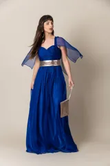 Vestido largo de gasa color azul francia, con escote corazón, falda con movimiento y mangas tipo capa.