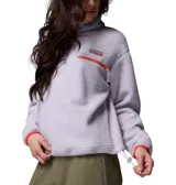 Buzo de polar tipo sherpa color lila, con cuello alto y cierre frontal parcial con botones a presión. Presenta detalles en color naranja en los bordes, puños y bolsillo frontal con cierre en el pecho. Incluye logo de la marca bordado.