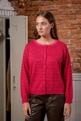 Cárdigan de punto con diseño de rayas horizontales en tonos fucsia y rosa, cuello redondo y cierre frontal con botones al tono.