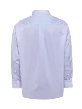 Camisa de manga larga de la marca RKF, con diseño a rayas en tonos azul, rosado y blanco. Cuenta con cuello americano abotonado, cierre frontal con botones, bolsillo en el pecho con logo bordado y calce regular.